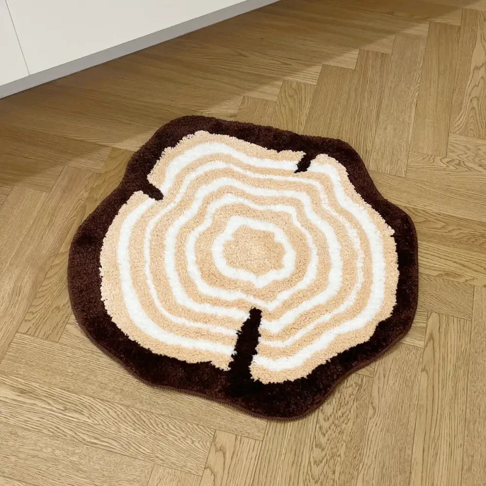 Tapis tronc d’arbre circulaire en peluche avec anneaux concentriques crème et blanc bordé de brun foncé avec support caoutchouc