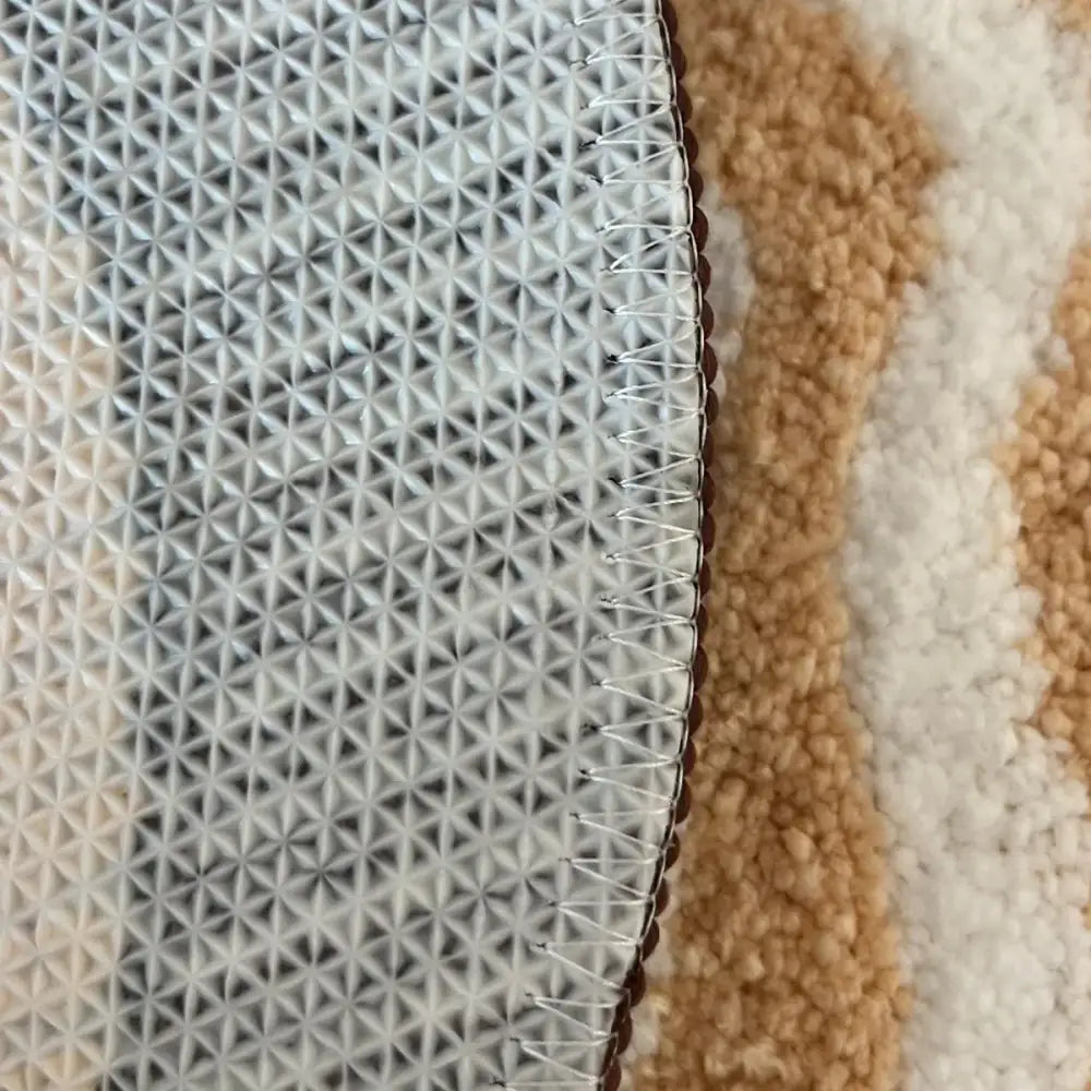 Tapis tronc d’arbre blanc avec motif géométrique texturé et bordure cousue en support caoutchouc robuste