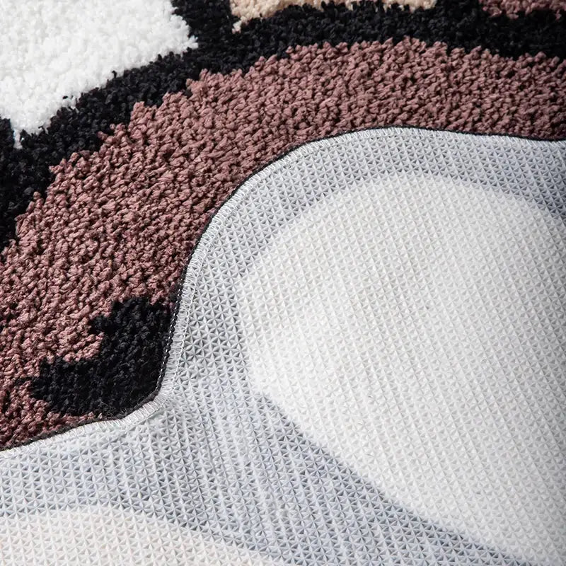 Tapis de bain en maille blanche avec motif abstrait noir et gris, dos antidérapant.