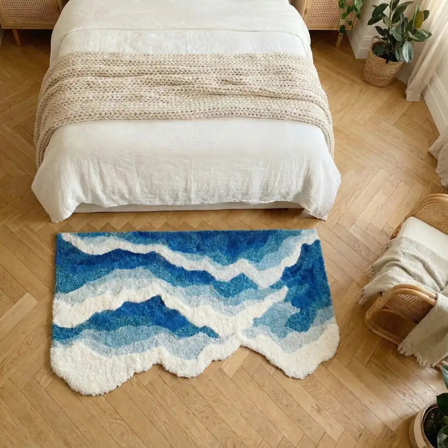 Tapis de bain à motif vague bleu avec bords festonnés blancs, matériau moelleux.