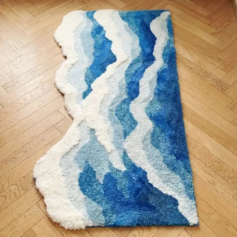 Tapis bleu et blanc à motif ondulé avec une moquette texturée.