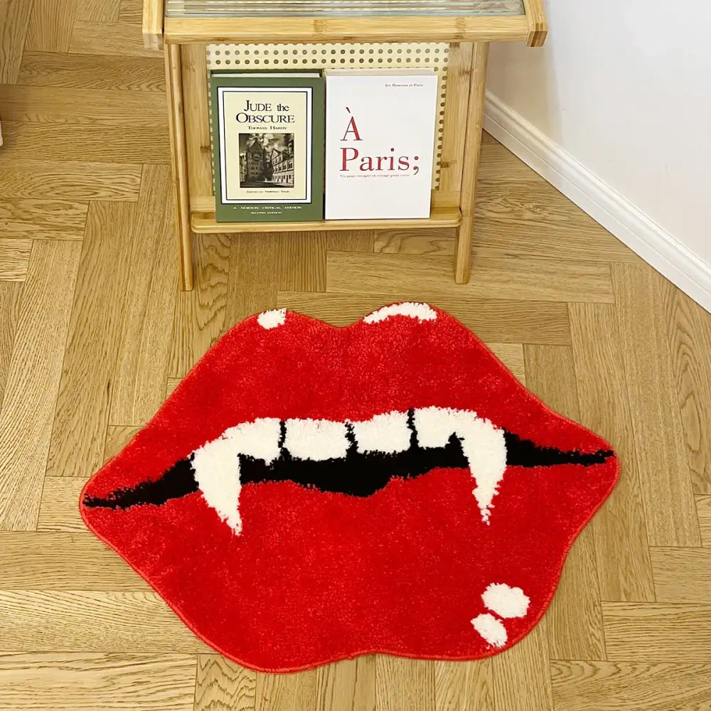Tapis de bain lèvres de vampire rouge avec crocs blancs et contours noirs, matériau moelleux.