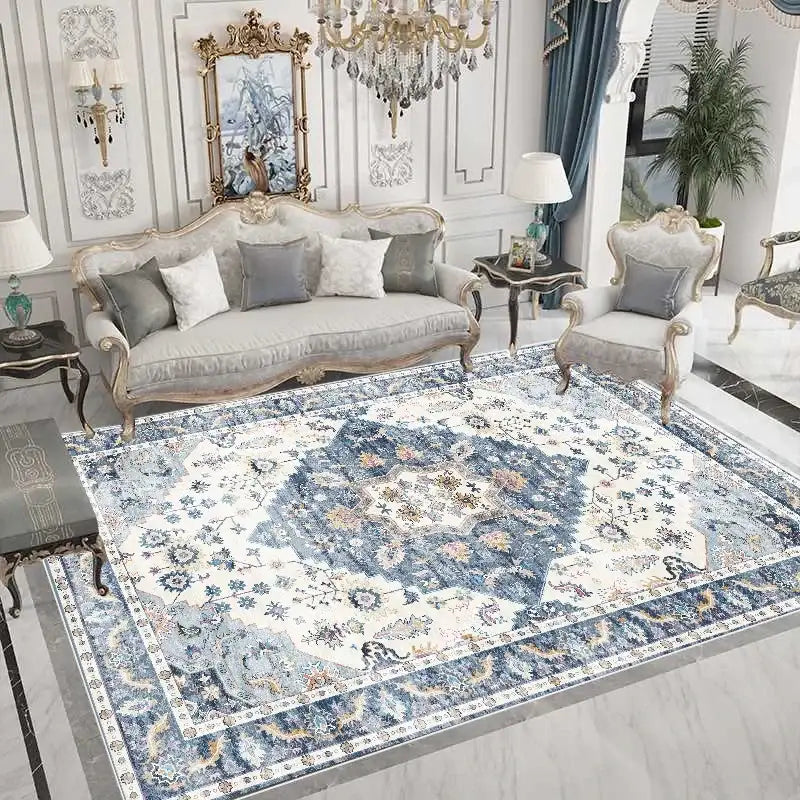 Tapis de zone floral bleu et blanc avec un design complexe, probablement fabriqué en polyester ou viscose.