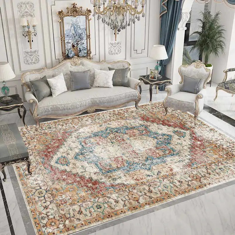 Tapis de zone floral crème et rose avec un design complexe, probablement fait de laine ou de fibres synthétiques.