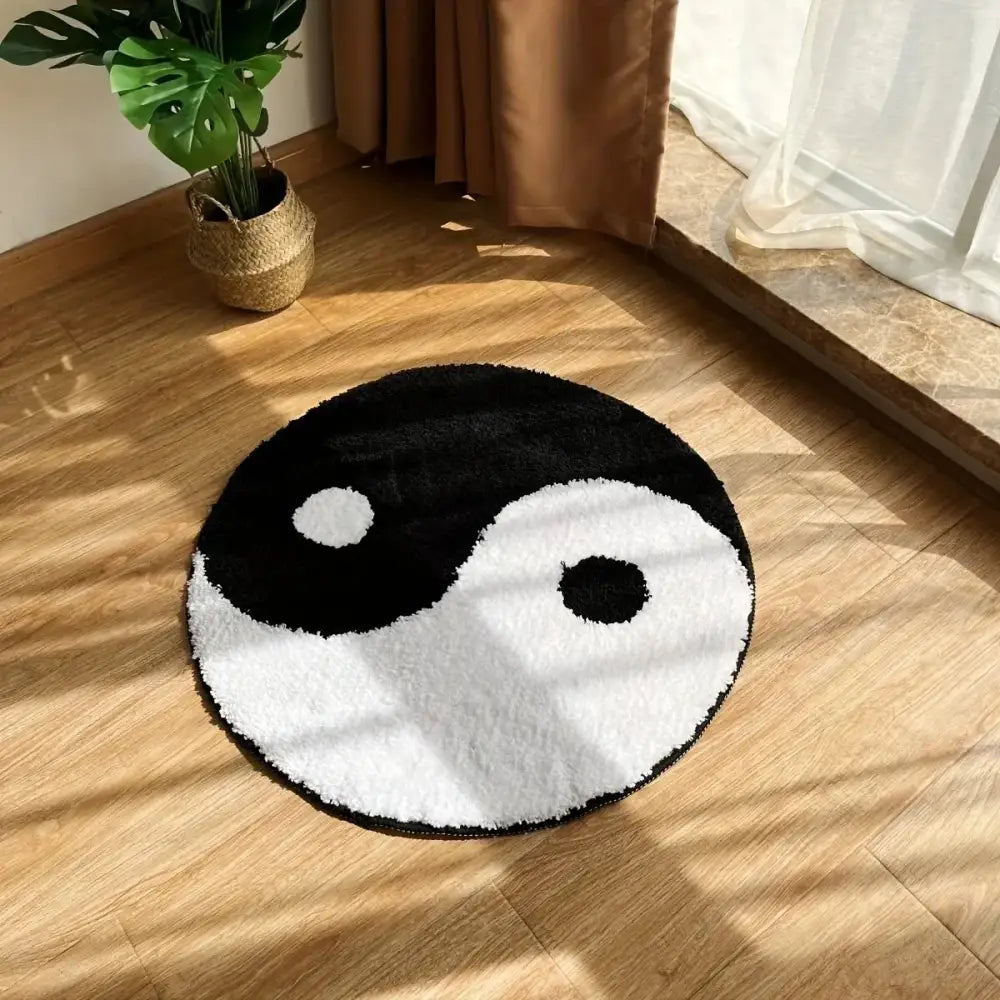 Tapis yin yang avec design noir et blanc, matériau moelleux.