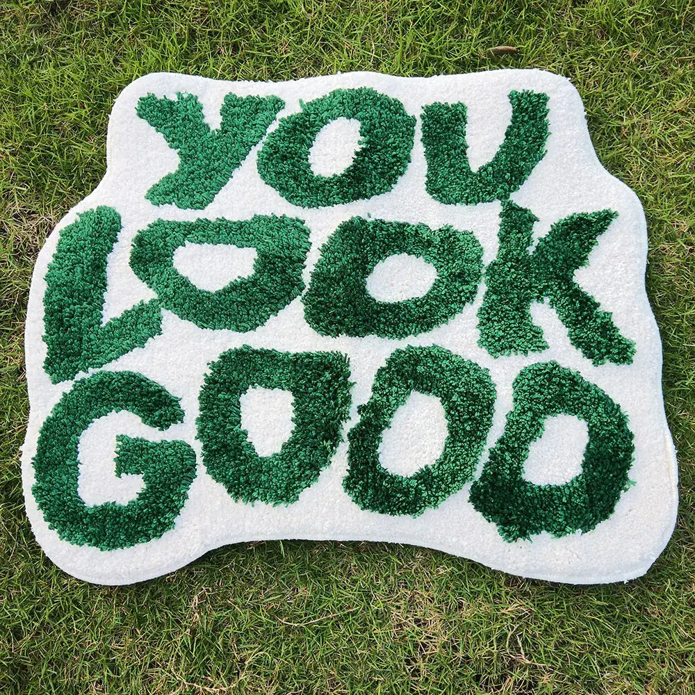 Tapis de gazon vert avec design texte « tu es beau », bordure blanche.